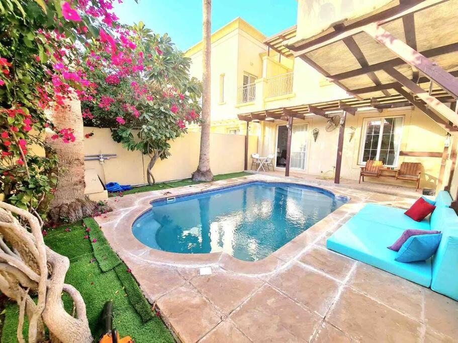 een zwembad in de achtertuin van een huis bij Private pool/Sleep 6/15 mins drive to beach/Marina in Dubai