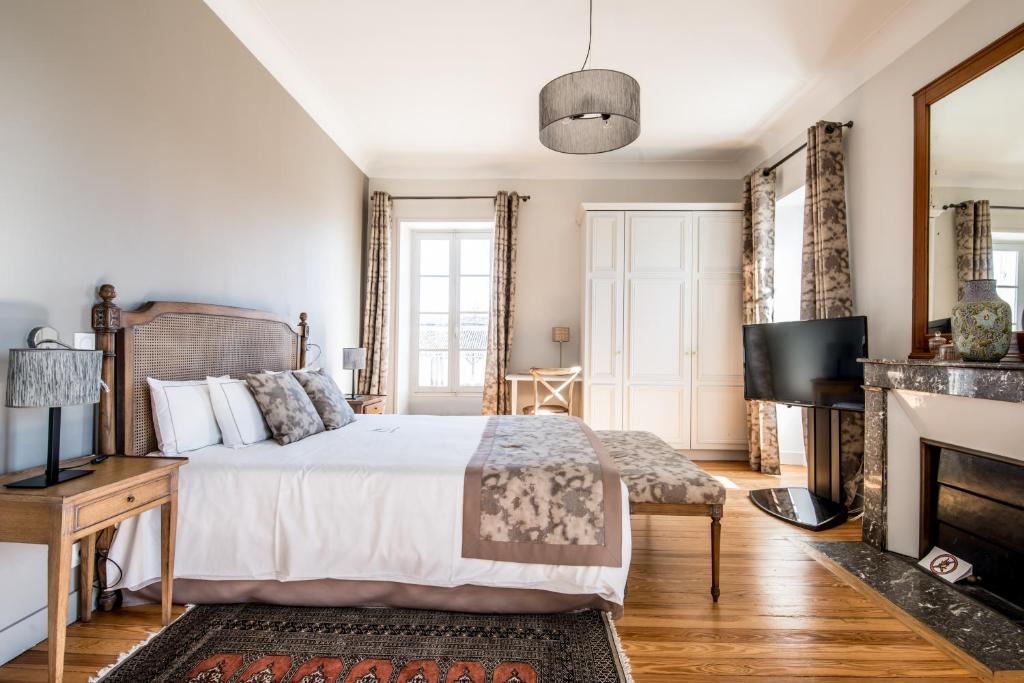 a bedroom with a bed and a fireplace at Gîte Château de Seguin in Lignan-de-Bordeaux