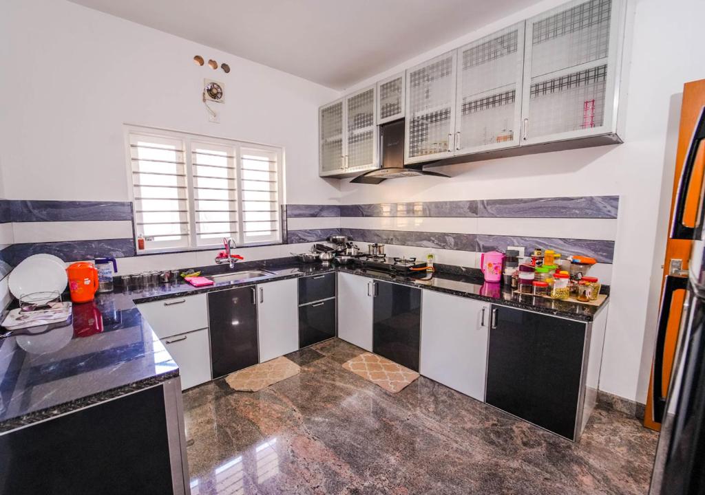 Kuchyň nebo kuchyňský kout v ubytování Cool Nest 5 BR Pool Villa Munnar by VOYE HOMES