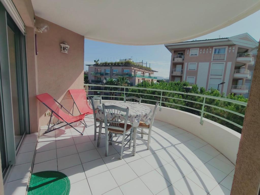 un patio avec une table et des chaises sur un balcon dans l'établissement FREJUS-APPARTEMENT DEUX PIECES-4 Voyageurs-50mètres des plages, à Fréjus