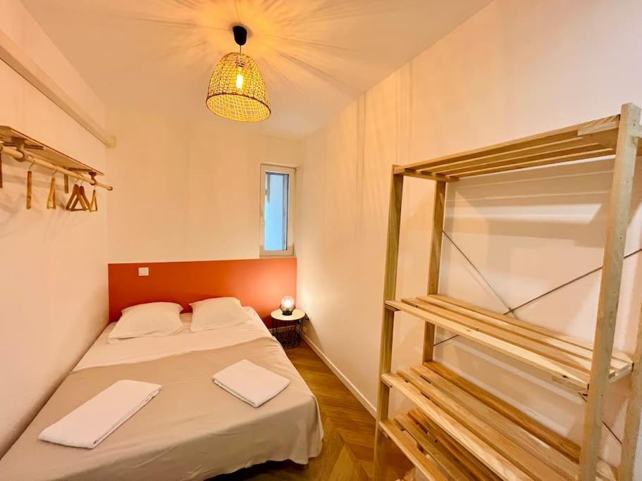 1 Schlafzimmer mit 2 Etagenbetten und einer Lampe in der Unterkunft Bel appartement avec Jacuzzi #1 in Bourgoin