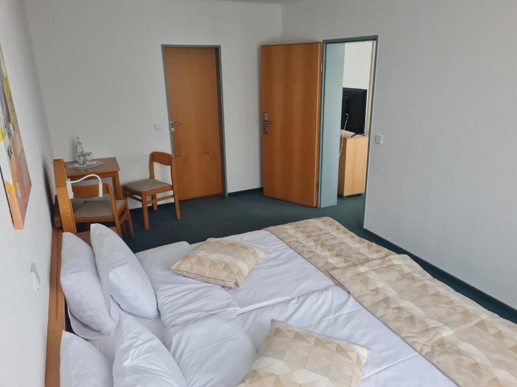 Postel nebo postele na pokoji v ubytování Hotel Bessunger Forst