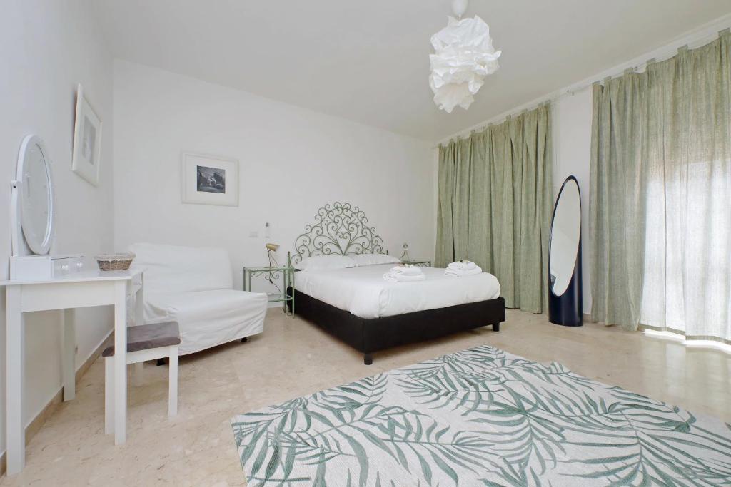 ローマにあるCasa Trastevereのベッドルーム1室(ベッド2台、鏡付)