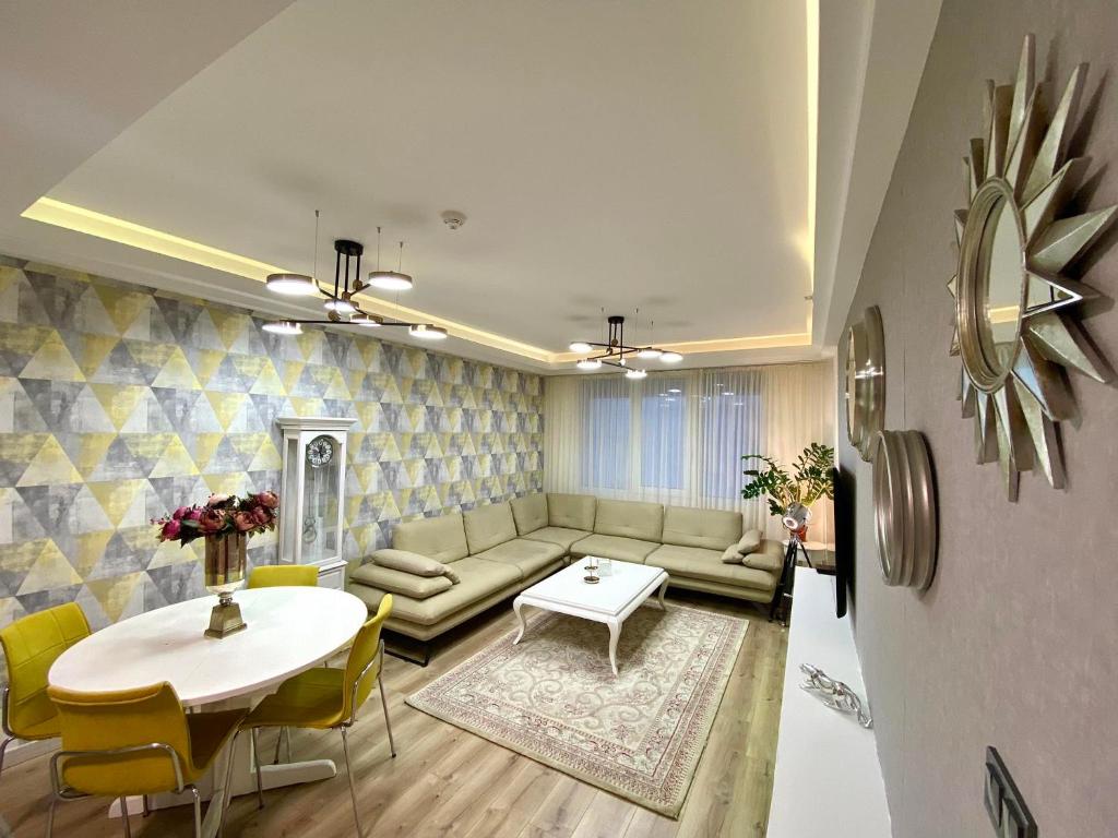 uma sala de estar com um sofá e uma mesa em Skopje Sky Apartment 32nd floor em Skopje