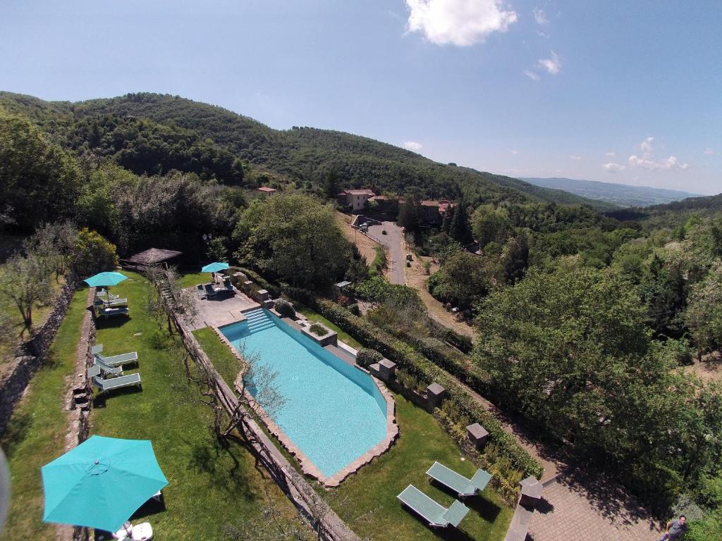 an overhead view of a swimming pool with chairs and umbrellas at La Luna Nel Pozzo in Castiglion Fibocchi