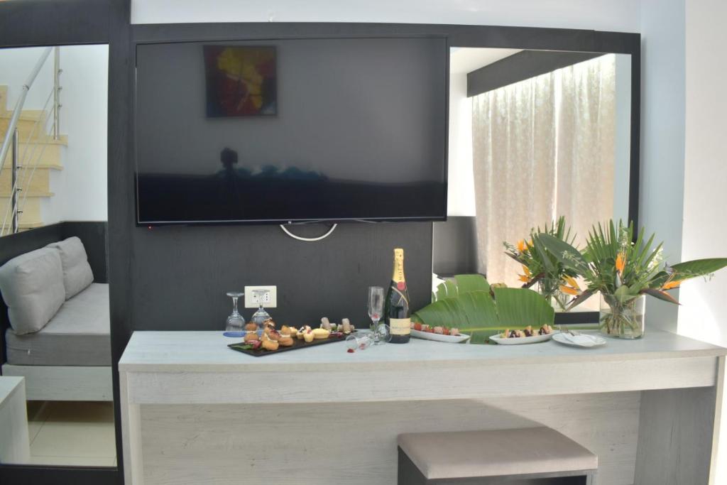 TV a/nebo společenská místnost v ubytování Galini Sea View
