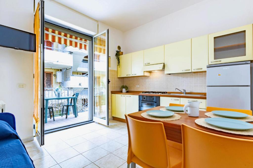 una cocina con una mesa con platos. en Appartamento Pinolo Bilo INT 4 - MyHo Casa en Alba Adriatica