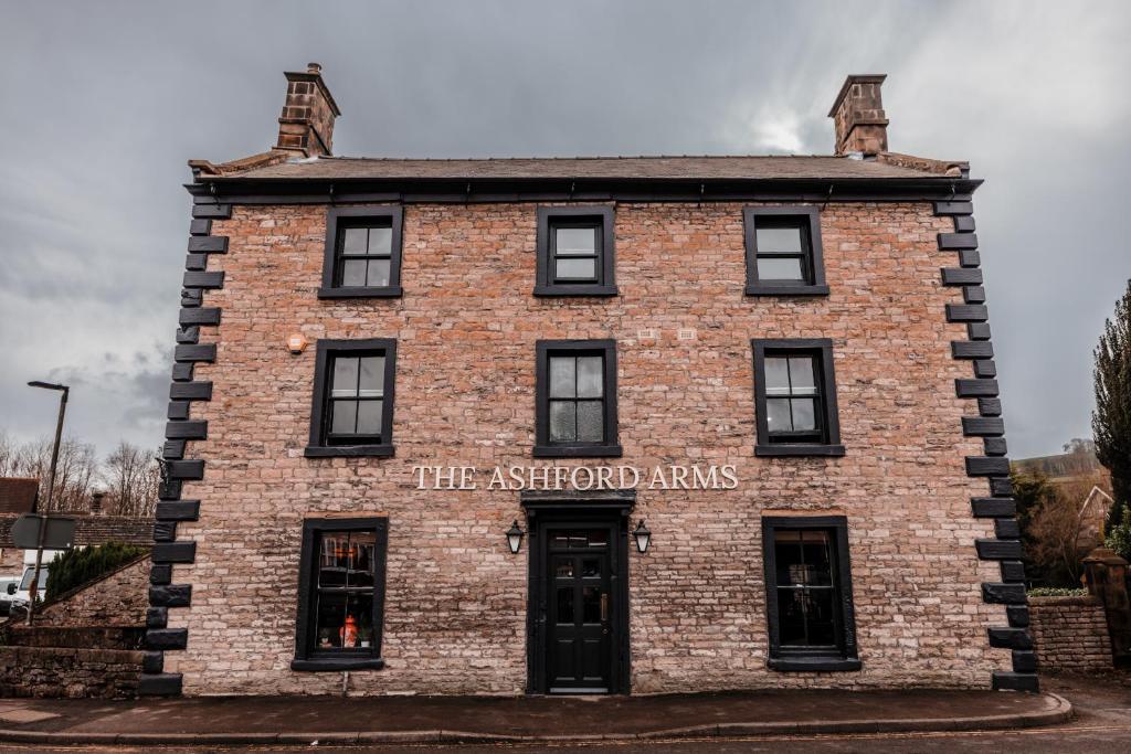 Een bakstenen gebouw met de Amerikaanse bands erop. bij The Ashford Arms in Bakewell