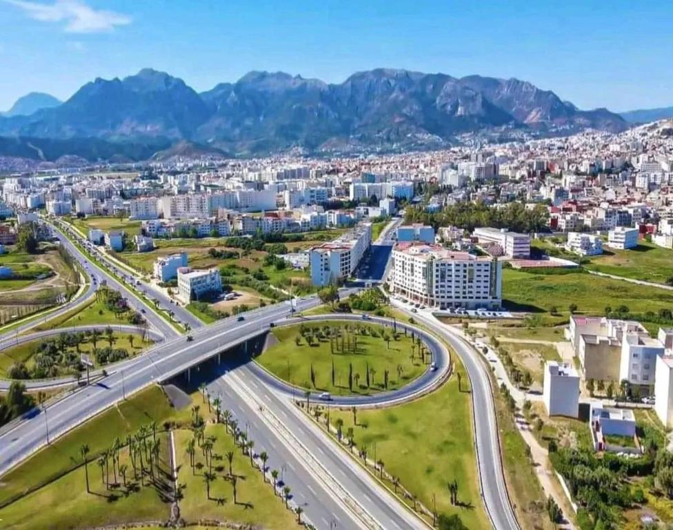 Nespecifikovaný výhled na hory nebo výhled na hory při pohledu z hostelu
