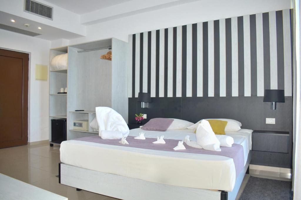 Postel nebo postele na pokoji v ubytování Galini Sea View Hotel
