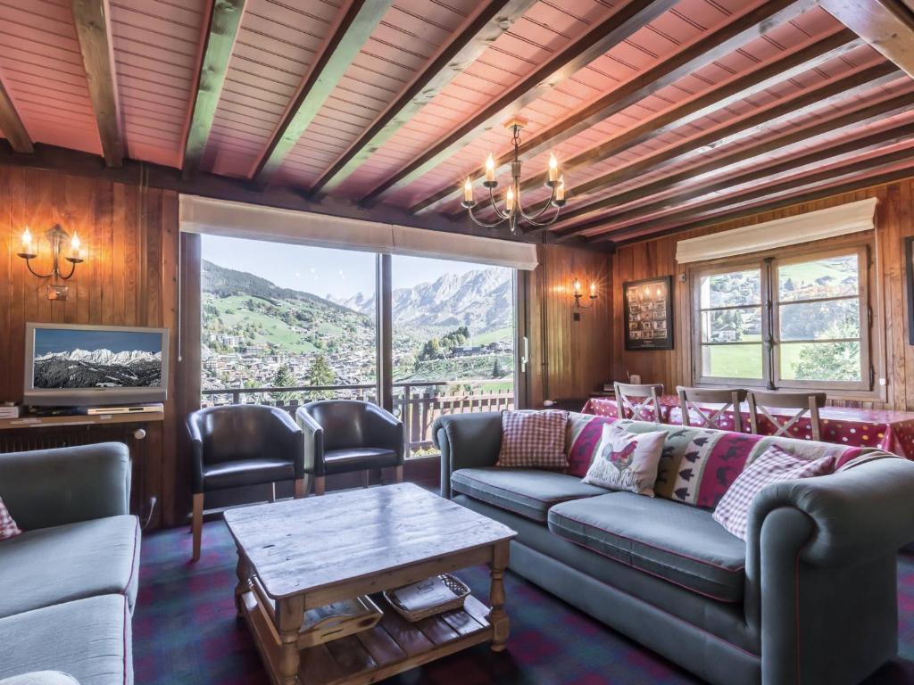 uma sala de estar com um sofá e uma mesa em Chalet La Clusaz, 5 pièces, 8 personnes - FR-1-304-108 em La Clusaz