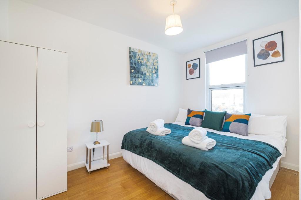 sypialnia z łóżkiem z ręcznikami w obiekcie Heads-On-Beds Rainham Essex - 4Bedrooms with Garden w mieście Rainham