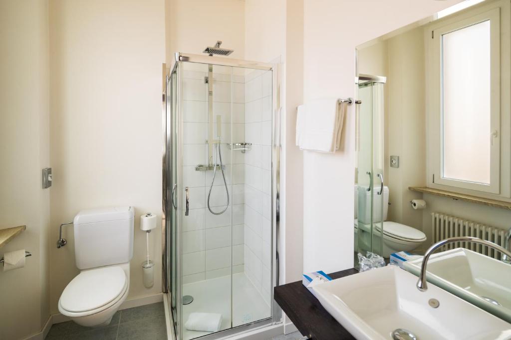 Uma casa de banho em Hotel Rio Muralto