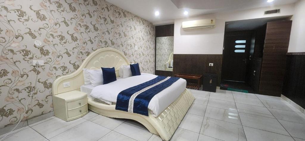 sypialnia z dużym łóżkiem w pokoju w obiekcie Chopra Residency w mieście Hamīrpur