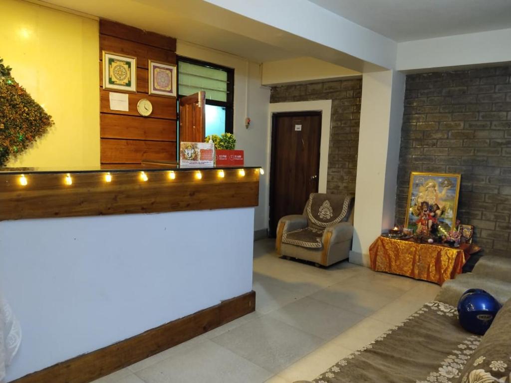 una sala de estar con un bar con una silla y una mesa en Balaji Continental, en Shillong