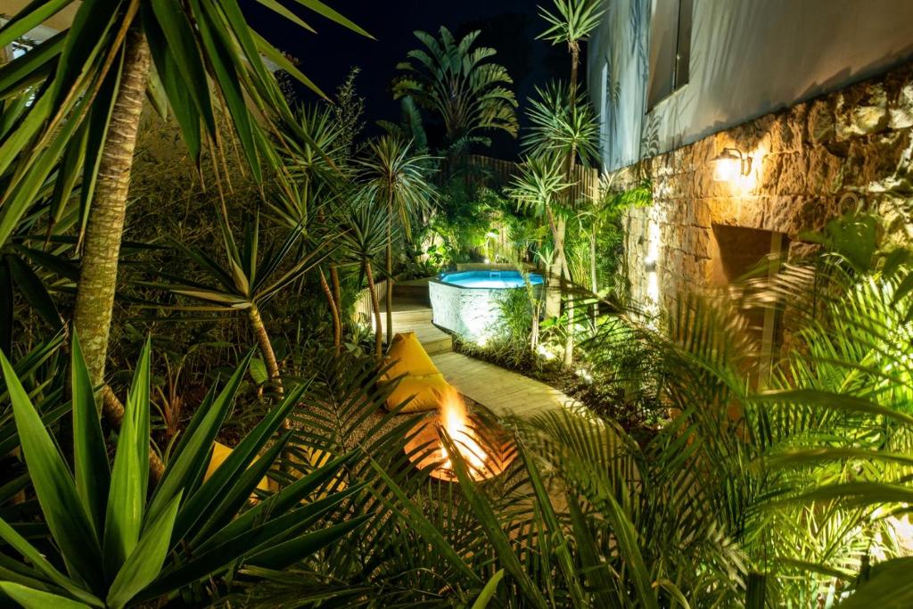 einen Garten mit einer großen Badewanne in der Mitte eines Gebäudes in der Unterkunft Azor Eco Lodge in São Vicente Ferreira