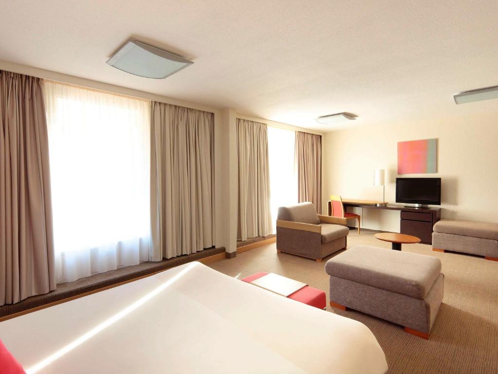 TV a/nebo společenská místnost v ubytování Novotel Perpignan Nord Rivesaltes