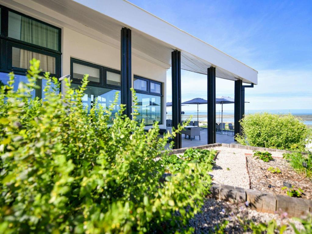 une maison avec vue sur l&#39;océan dans l&#39;établissement La Grande Terrasse Hotel&amp;Spa La Rochelle MGallery Hotel Collection, à Châtelaillon-Plage