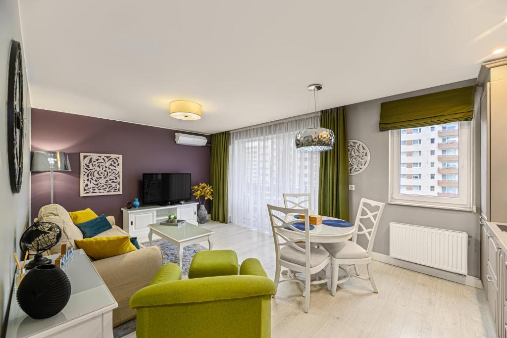 een woonkamer met een bank en een tafel bij ARA Apart Hotel #2 in Braşov