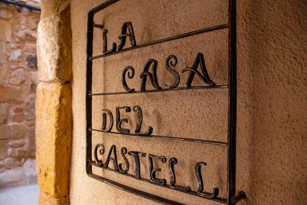 a metal sign on the side of a wall at La Casa del Castell in Horta de San Joan