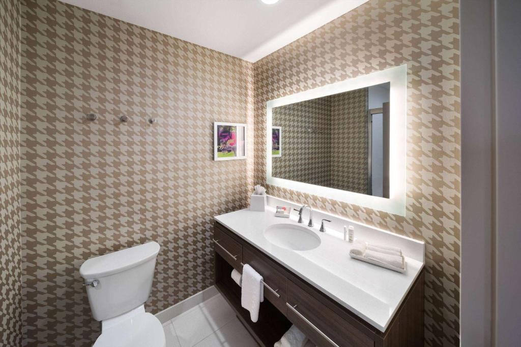 Koupelna v ubytování Hawthorn Extended Stay by Wyndham Kingwood Houston