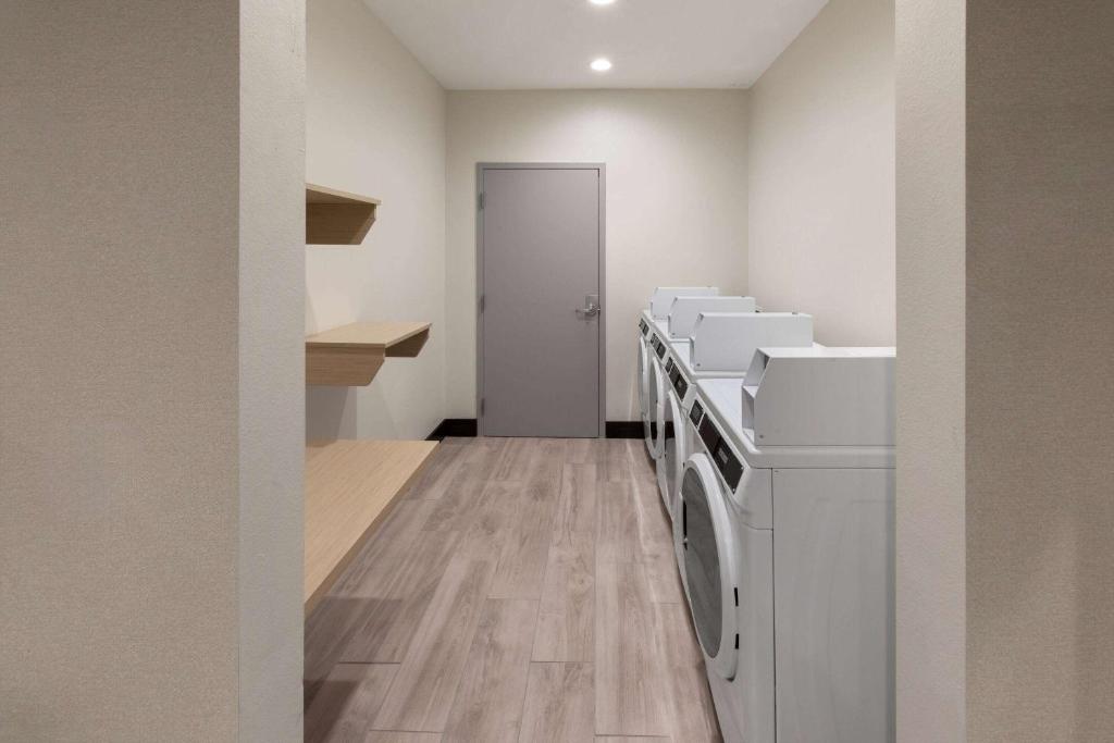 Kuchyň nebo kuchyňský kout v ubytování Hawthorn Extended Stay by Wyndham Kingwood Houston