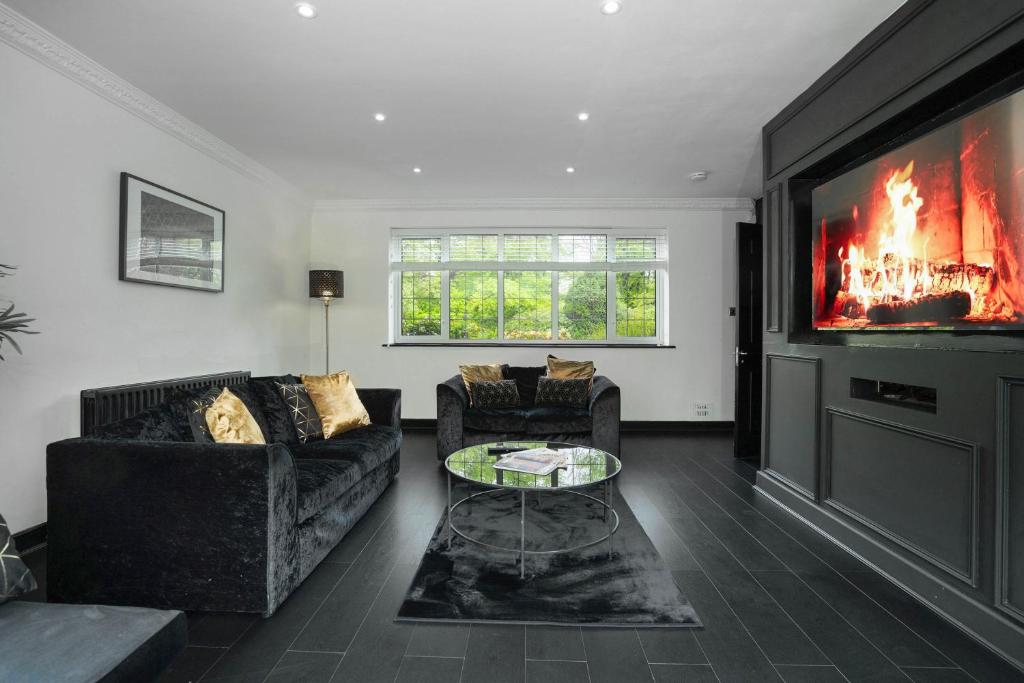 Gallery image of Gorgeous 6 Bed House - Hot Tub - Wifi & Large Garden - Lichfield 40ST in Shenstone