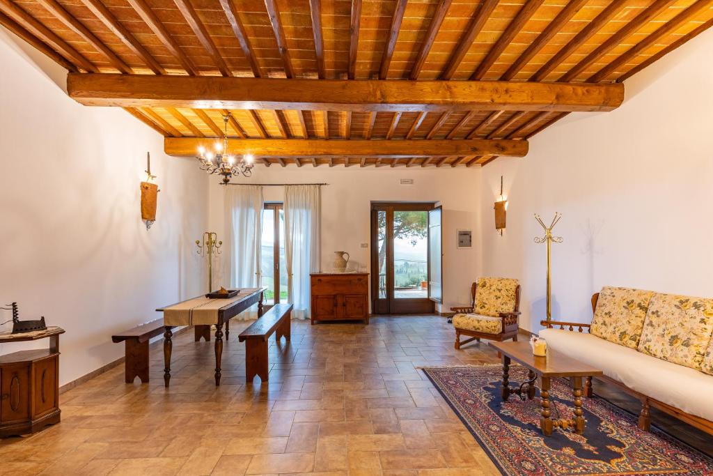 a living room with a wooden ceiling at Agriturismo il Casato Mag-il Giogo in Pienza