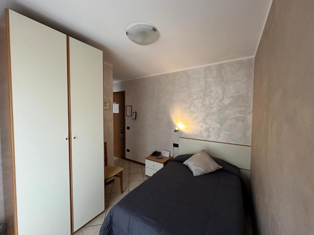 A bed or beds in a room at Hotel Avogadro