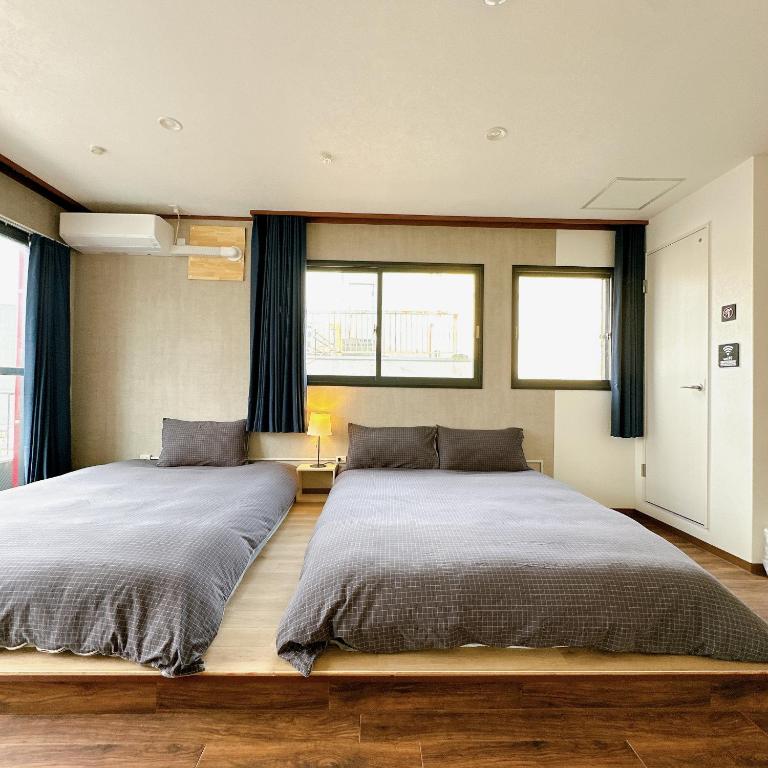 2 camas num quarto com 2 janelas em 【三米通天閣】602-6FB難波商圈天王寺心斎橋10min em Osaka