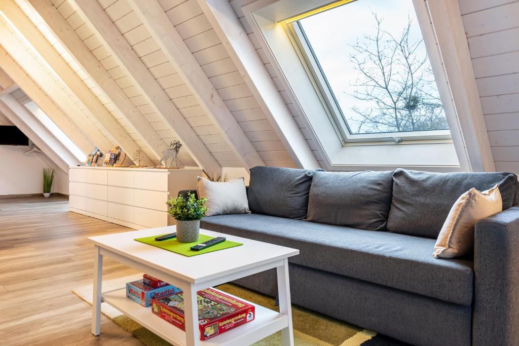 uma sala de estar com um sofá e uma mesa em Appartment Naturblick em Stockach