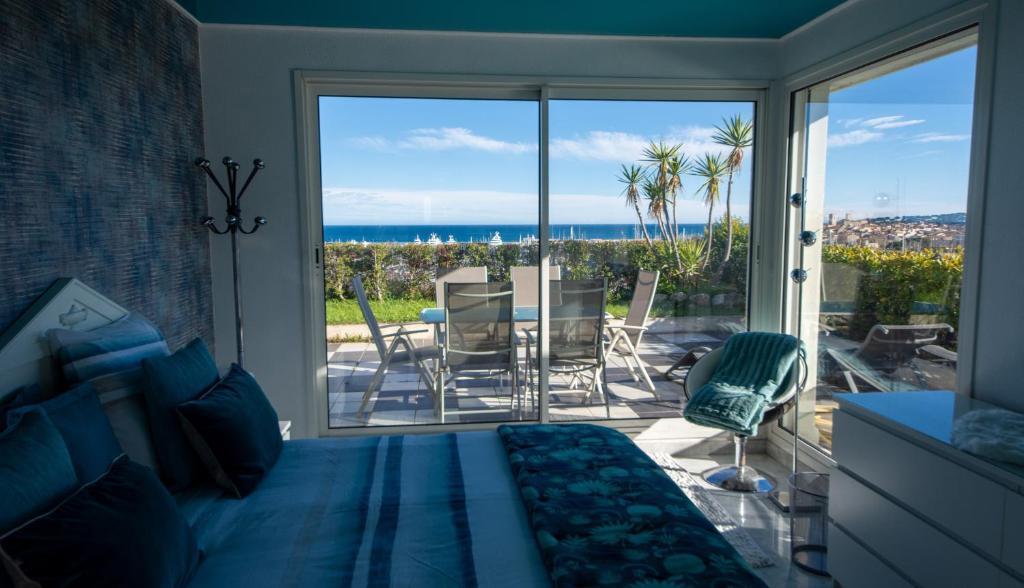 1 dormitorio con cama y vistas al océano en Rooftop, Sea view, facing the Harbor, near Center and Beach, en Antibes