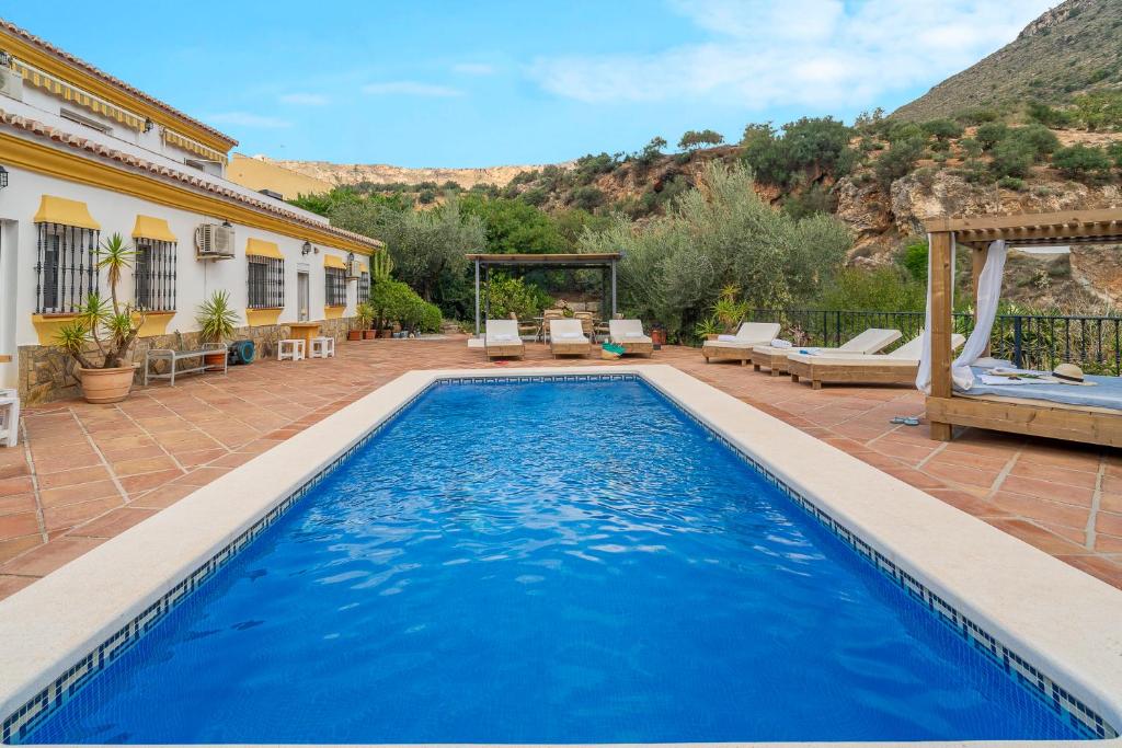 een zwembad in het midden van een tuin bij Siempre Verde in Alcaucín