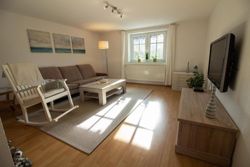 a living room with a couch and a tv at Landruhe in Dreschvitz