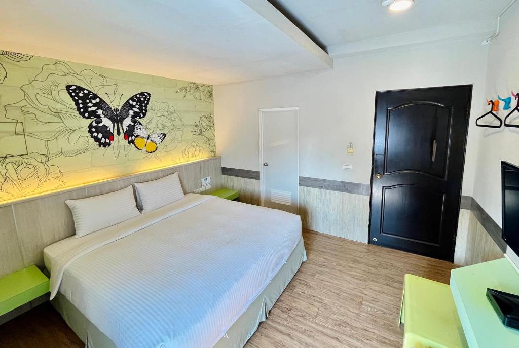 Postel nebo postele na pokoji v ubytování 南天海旅店