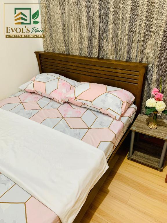 - une chambre avec un lit rose et blanc dans l'établissement Trees Residences Staycation 1br/2br, à Manille