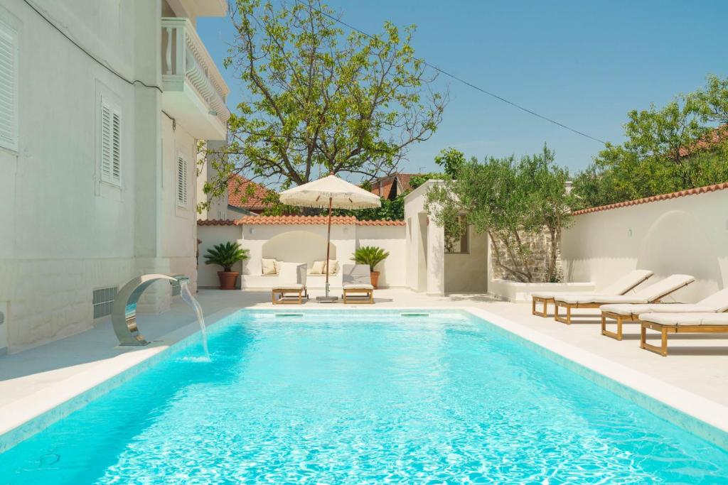 Swimmingpoolen hos eller tæt på Penthouse villa Bianca Vodice