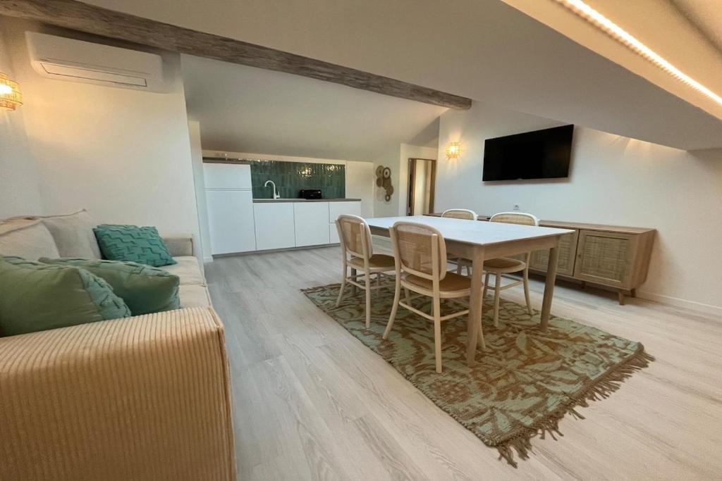 sala de estar con mesa, sillas y sofá en Superbe F3 Foch proche palais, en Cannes