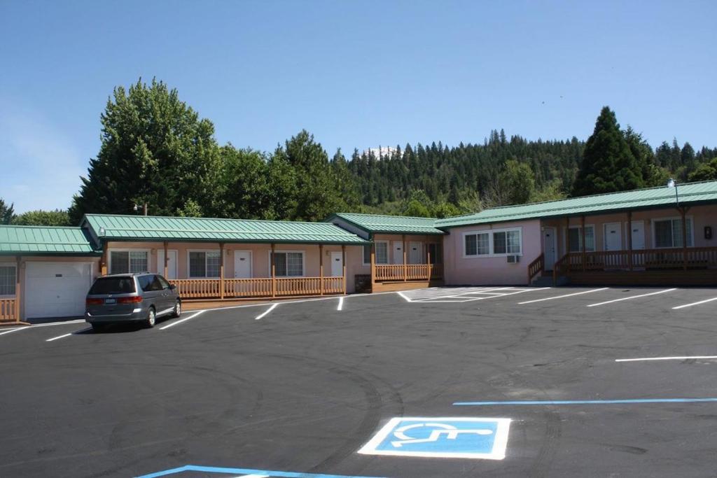 Evergreen Lodge photo