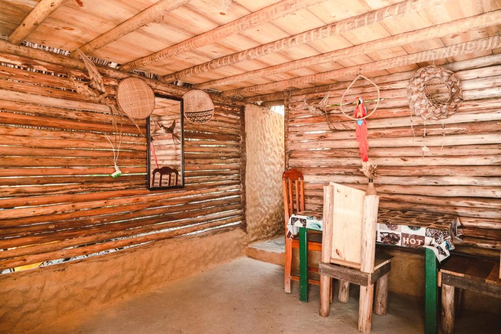 een kamer met een houten muur in een huis bij Cabana juriti in Camaçari