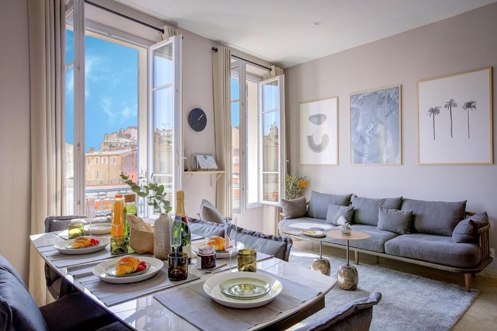un salon avec une table et un canapé dans l'établissement Magnifique 4 pièces Forville - Proche Palais des Festivals, à Cannes