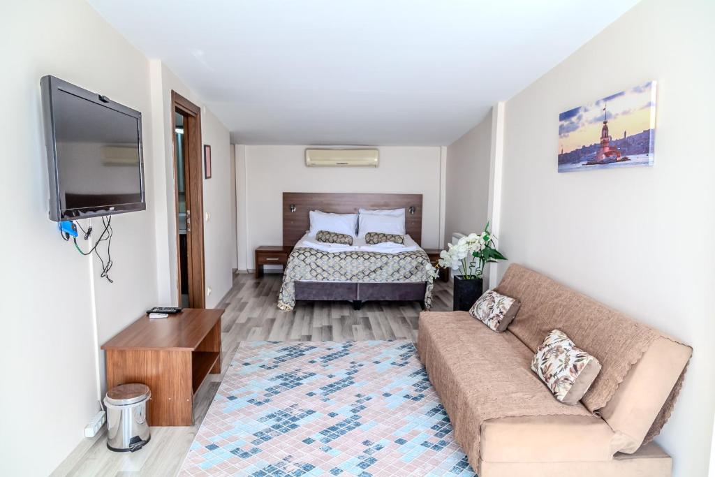 sala de estar con cama y sofá en City Hall Apart Hotel, en Estambul