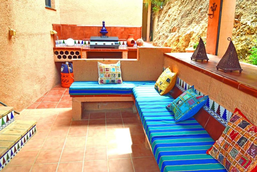 eine Bank auf einer Terrasse mit Kissen darauf in der Unterkunft Casita Tranquila in Almería