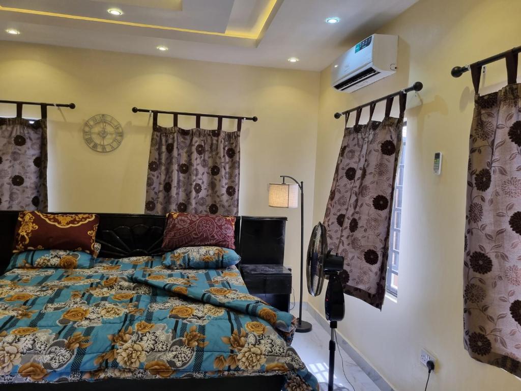 Llit o llits en una habitació de AJALA Lodge Executive