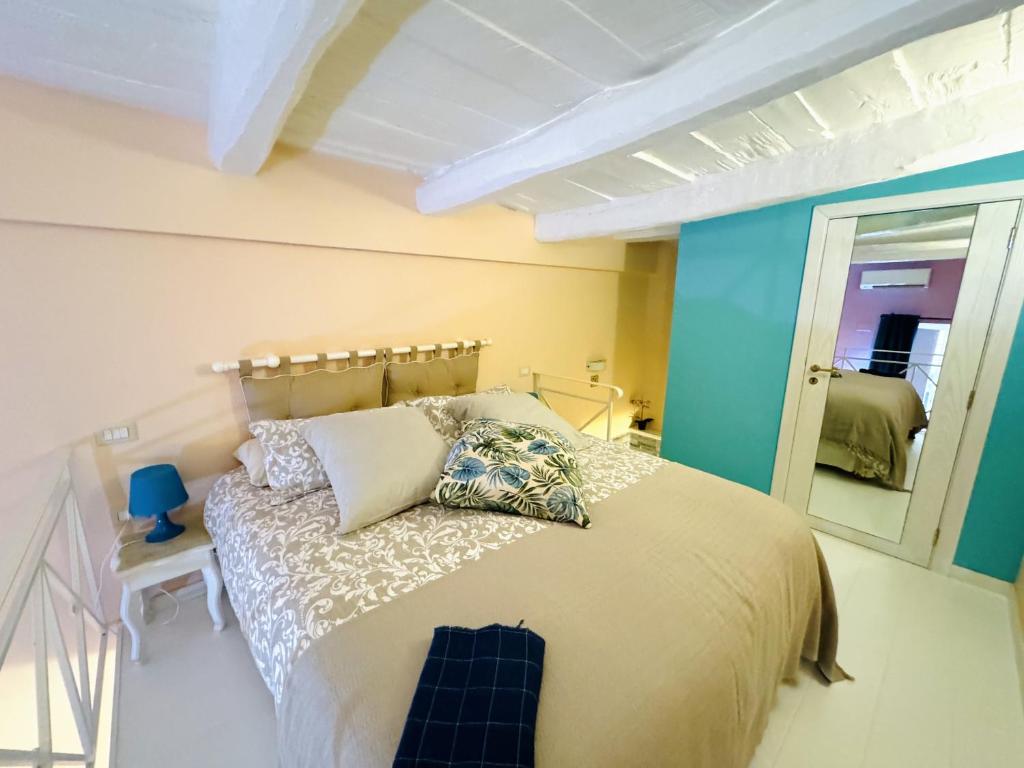 um quarto com uma cama grande e um espelho em Casa Tonia San Cesareo em Sorrento