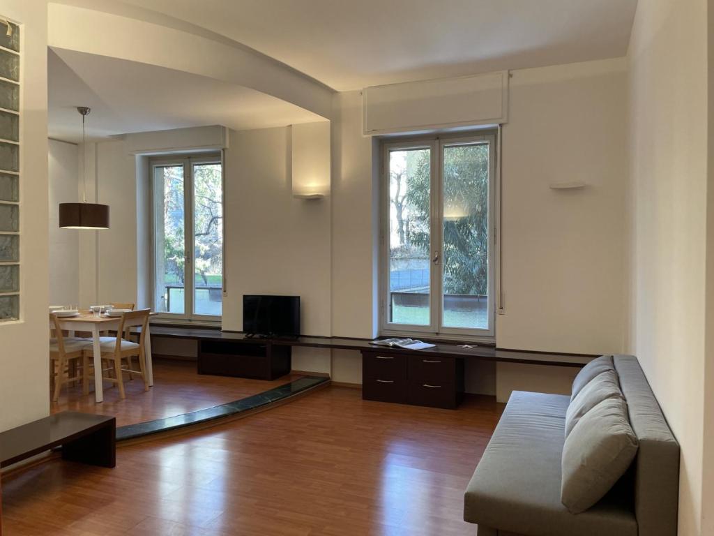 uma sala de estar vazia com um sofá e uma mesa em Accomodo MIB52 Bivano Porta Genova em Milão