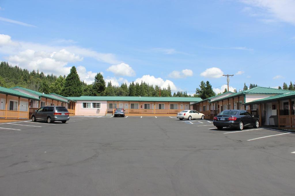 Evergreen Lodge photo