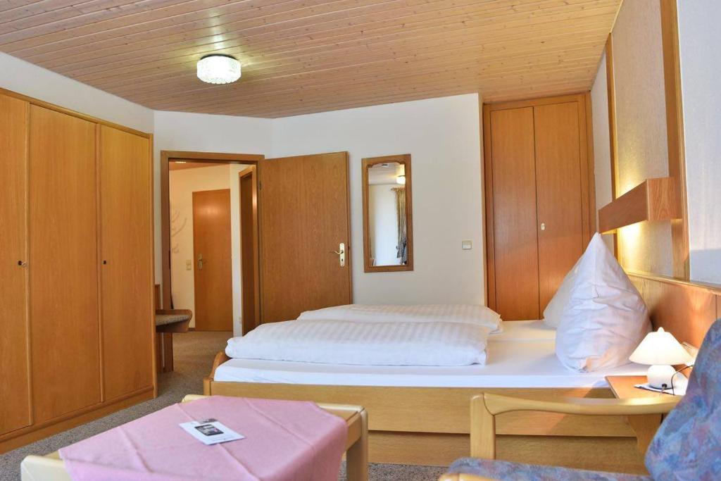 Postel nebo postele na pokoji v ubytování Hotel Hirschen