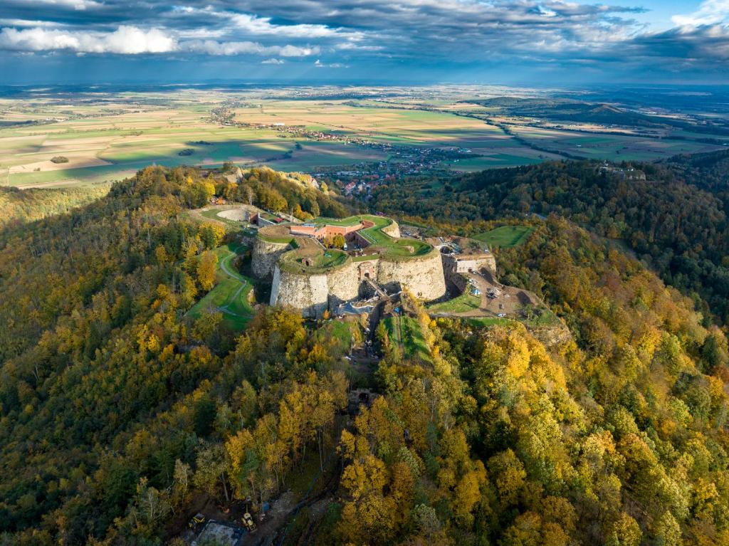 - une vue aérienne sur un château dans une forêt dans l'établissement Twierdza Srebrna Góra Donżon, à Srebrna Góra