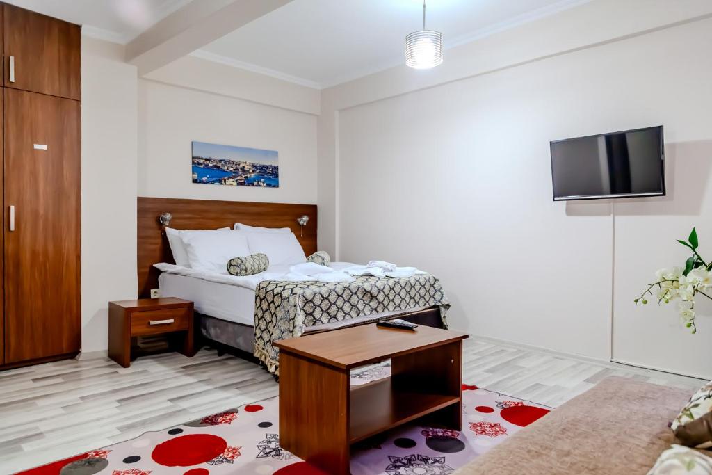 伊斯坦堡的住宿－City Hall Apart Hotel，一间酒店客房,配有一张床和一台电视